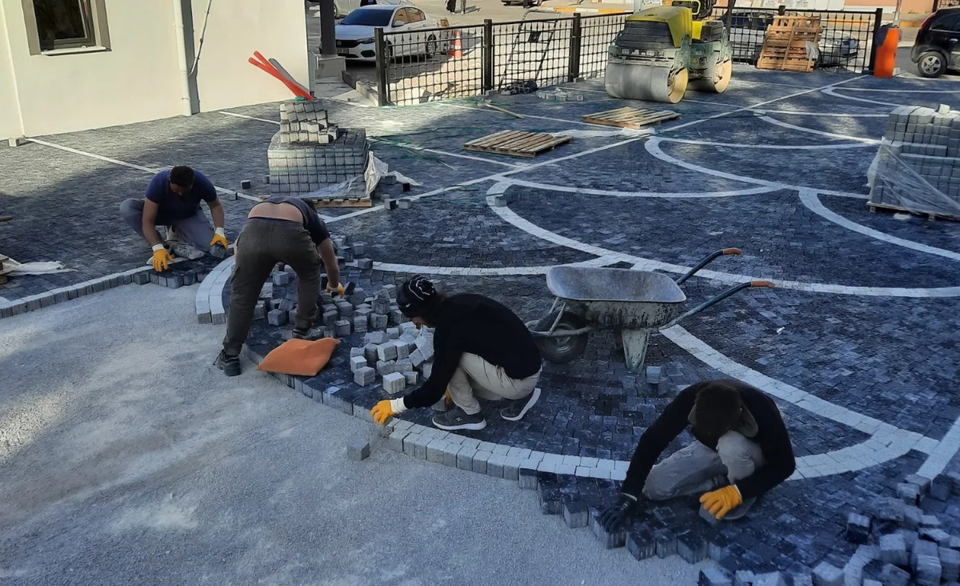 Balıkesir Peyzaj ekibi bir meydanda desenli taş döşerken