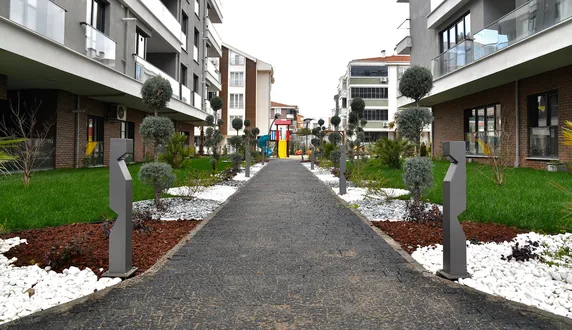 Bahçe yürüyüş yolunda bollard aydınlatma direkleri
