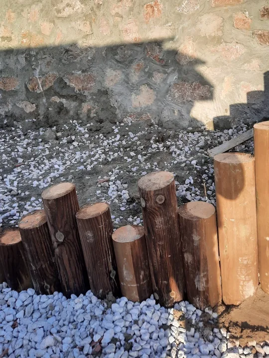 Ahşap Kazık ve Dekoratif Taş