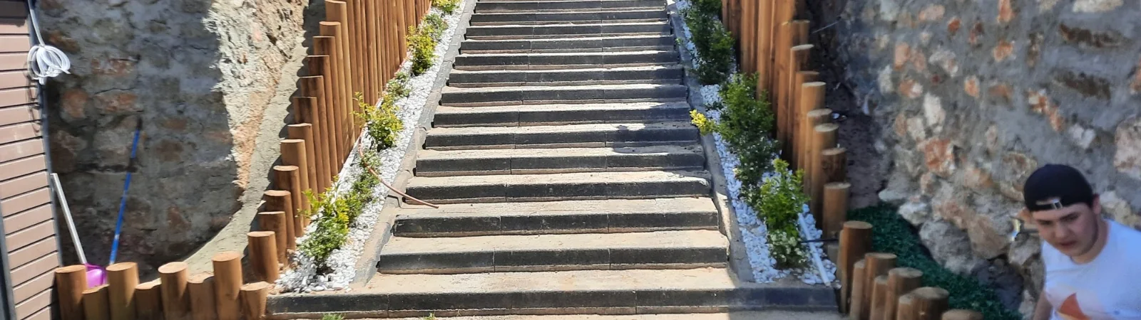 Taş merdiven, kenarında ahşap palisat ve bitkilendirme