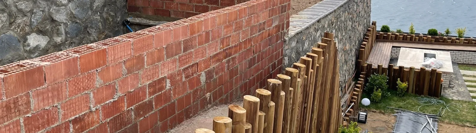 Deniz manzaralı bahçede ahşap palisat ve kademeli teras
