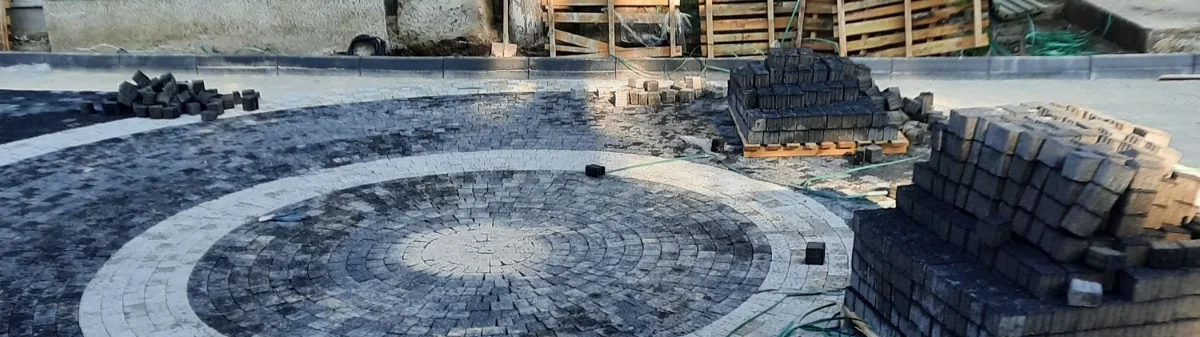 Meydanda dairesel desenli bazalt küp taş döşemesi